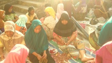 Suasana ibu-ibu masak bersama di Nagari Kinari. (Foto: Ade Suryatawalapi - Arsip Gubuak Kopi, 2018)